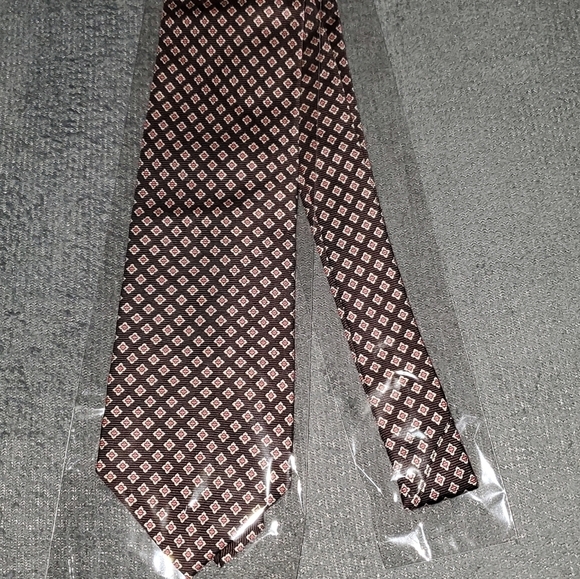 Brown Tie with Small Pink and White Pattern New - Picture 2 of 8